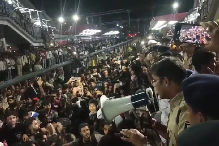 बिहार पुलिस भर्ती परीक्षा में बवाल! पाटलिपुत्र स्टेशन पर अभ्यर्थियों ने रोकी ट्रेनें, पुलिस ने की हवाई फायरिंग