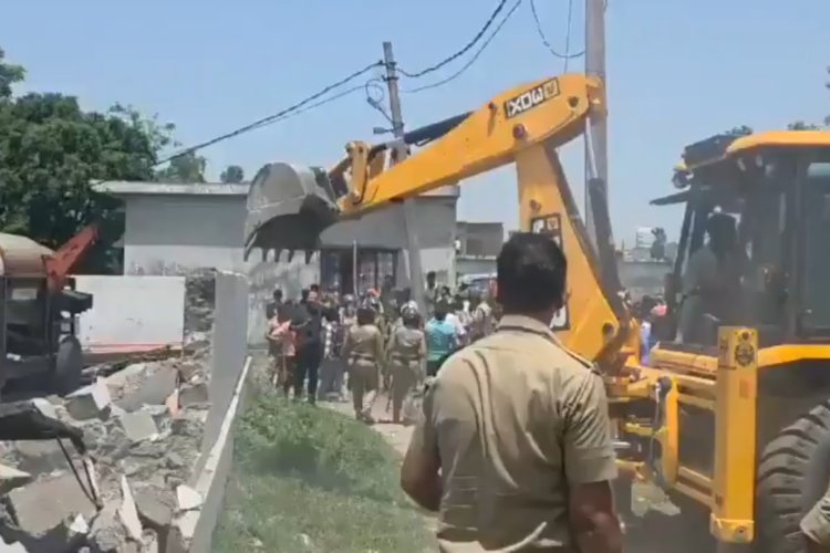 बीजेपी नेता की घर में घुसकर हथौड़े से मुस्लिमों युवकों ने निर्मम हत्या, आक्रोशित लोगों ने हत्यारोपी के घर में लगाई आग