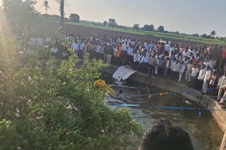 महाराष्ट्र में तीर्थयात्रियों की बस खाई में गिरी, 8 की मौत, 7 घायल