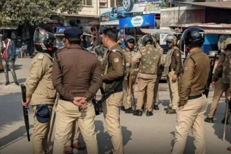 कैंची धाम में सनसनीखेज मामला! होमस्टे मैनेजर की बेटी से छेड़छाड़, दो पुलिसकर्मियों पर आरोप; स्थानीय लोगों ने की पिटाई