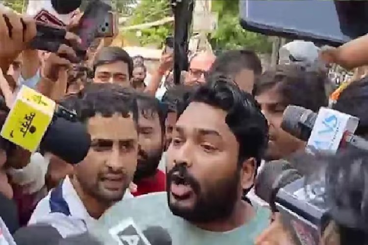 ''खान ने मेरे भाई की हत्या करवाई...'' जेल से बाहर आते ही रौशन आनंद ने लगाए आरोप
