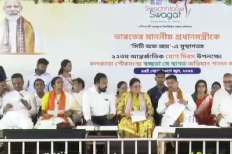 ममता के सबसे करीबी फिरहाद हकीम का शुभेंदु अधिकारी के साथ सजा मंच! TMC स्विच की अटकलें तेज