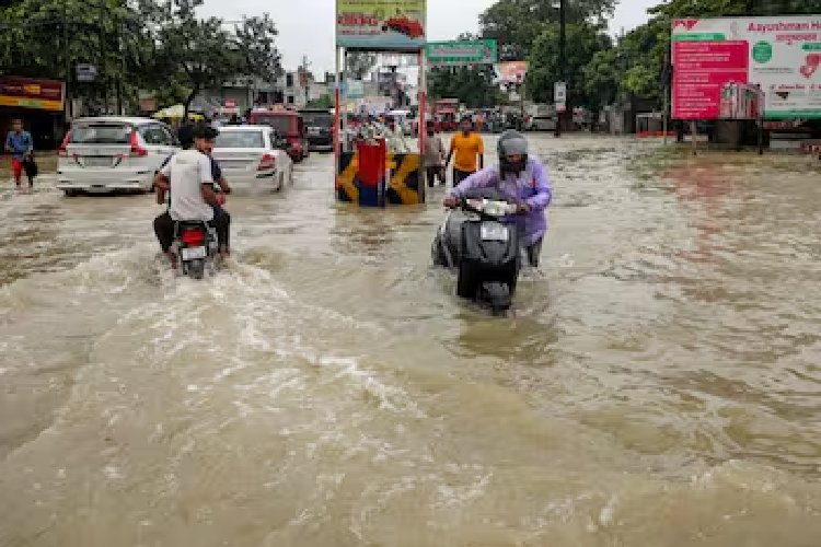 यूपी में तूफान का रेड अलर्ट! 90 kmph की रफ्तार से चलेगी आंधी, इन 15 जिलों में IMD का सबसे खतरनाक सिग्नल