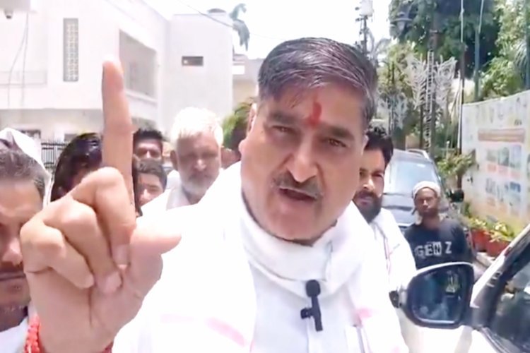 पथराव छोड़ दीजिए, पंछी भी पूछकर उड़ता है...अलीगढ़ के सांसद सतीश गौतम ने मुहर्रम पर दिया विवादित बयान