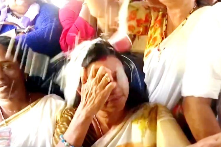 मंत्री जी के ऊपर गिरी गर्म खीर, गुस्से से हुई लाल, मुफ्त बस यात्रा कार्यक्रम में हुआ कांड