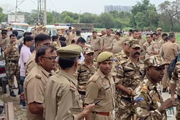 अवैध मदरसे पर गरजा योगी का बुलडोजर, 20 साल पुराना अवैध निर्माण ध्वस्त