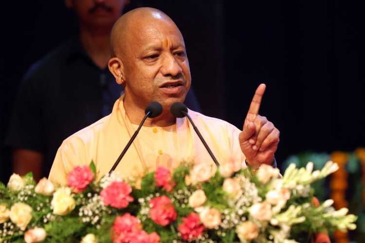 रील बनाने वाले पुलिस कर्मियों को सीएम योगी की सीधी चेतावनी, ड्यूटी पर बनाया रील तो सीधे मिलेगा सस्पेंशन का लेटर