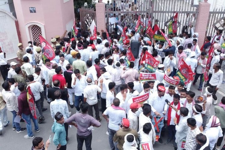 पेपर लीक के खिलाफ प्रदर्शन, सपा के जिलाध्यक्ष सहित 31 नामजद 250 अज्ञात पर मुकदमा दर्ज, बिना परमिशन प्रदर्शन का आरोप