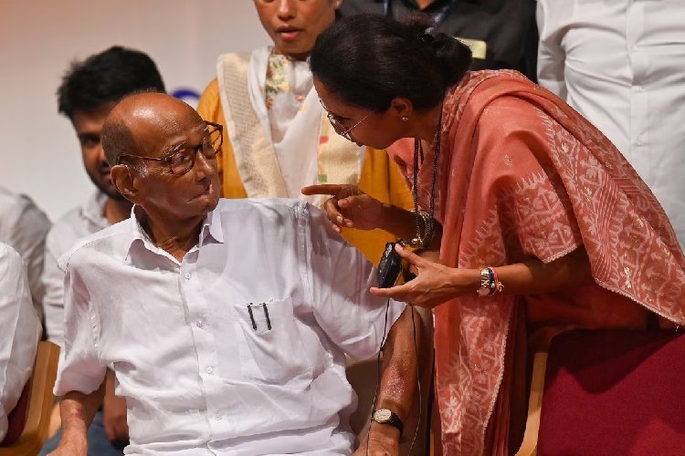 शरद पवार की पार्टी में बगावत की आहट! 5 सांसद अजित पवार की NCP के संपर्क में?