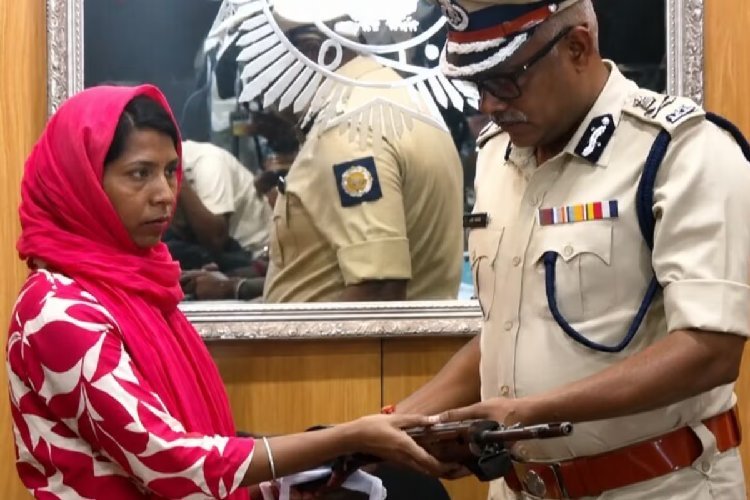 हत्या कर सांसद की छाती पर चढ़कर मनाया था जश्न! खूंखार नक्सली शकुंतला महतो ने किया सरेंडर