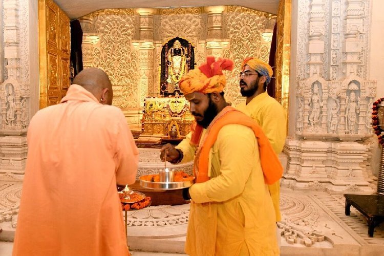 चंपत राय गायब, दिनेंद्रानंद साथ...! दान चोरी विवाद के बीच राम मंदिर पहुंचे योगी, बदला दर्शन का सीन