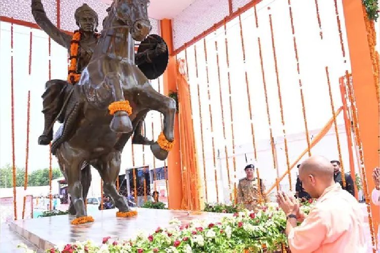 मुख्यमंत्री ने किया वीरांगना झलकारी बाई की अश्वारोही प्रतिमा का अनावरण, सीएम के हाथों चेक, चाबी, स्वीकृति पत्र पाकर प्रफुल्लित हुए लाभार्थी
