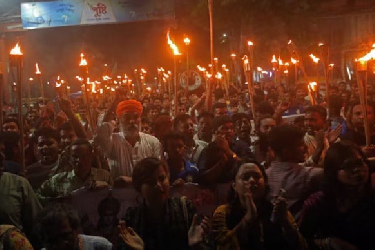 ढाका में भगवान राम का अपमान! हिंदुओं ने निकाला मशाल जुलूस, लगाए 'जय श्री राम' के नारे
