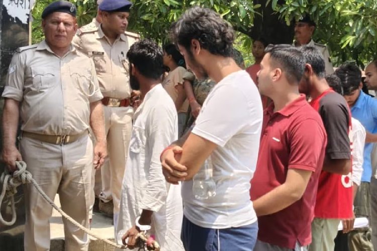 सीतामढ़ी में हथकड़ियों में NEET एग्जाम देने पहुंचा कैदी! सेंटर पर मची हलचल, कोर्ट के आदेश पर मिली अनुमति