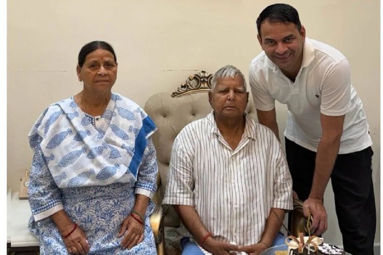 भावुक तेज प्रताप यादव ने फादर्स डे पर लालू-राबड़ी संग मनाया जश्न! बोले- 