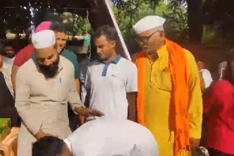 अभिजीत दीपके ने जूस-खाना बांटने वाले जुनैद के छुए पैर, जंतर-मंतर पर तीसरे दिन प्रदर्शन जारी