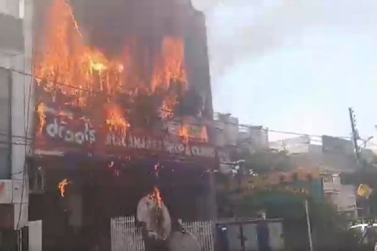 लखनऊ कोचिंग सेंटर में भीषण आग! जान बचाने के लिए छत से कूदे छात्र, कइयों के फंसे होने की आशंका