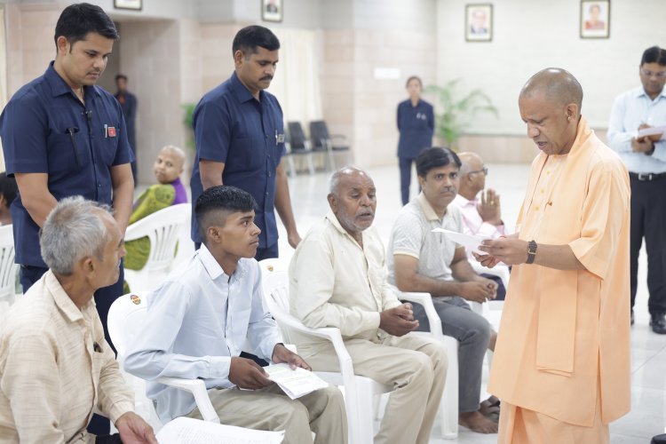 मथुरा के डीएम को कहो, खुद वहां जाएं...CM योगी ने जनता दर्शन में दिया आदेश