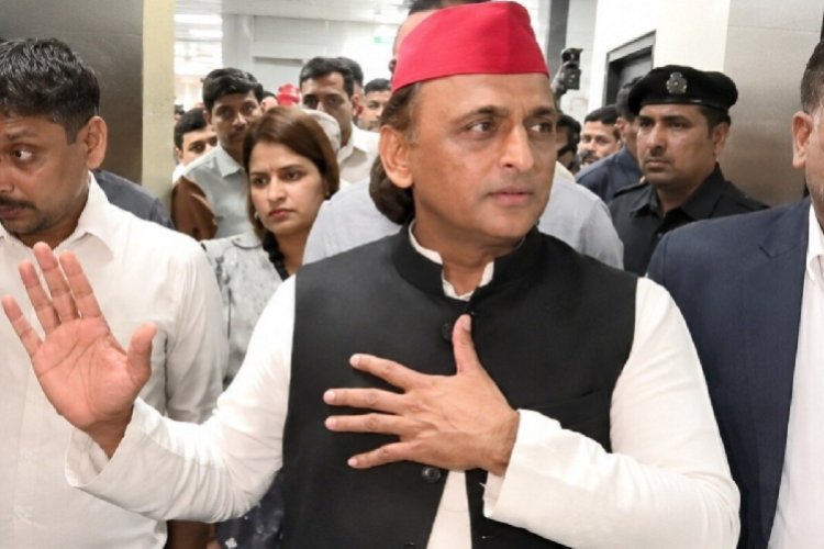 लखनऊ आग हादसे पर अखिलेश का सरकार पर हमला, मृतकों के परिवार को 1 करोड़ मुआवजा, घायलों को नौकरी व इलाज की मांग