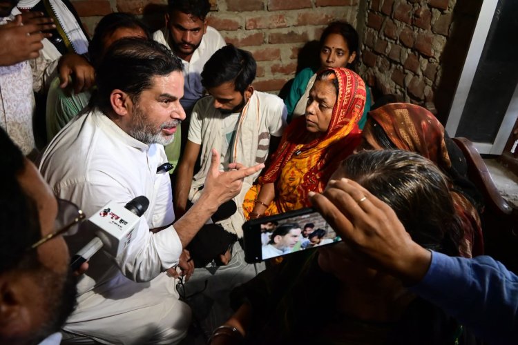 भरत तिवारी के परिवार से मिले प्रशांत किशोर, 15 दिनों का अल्टीमेटम, न्याय न मिलने पर सीएम ऑफिस का होगा घेराव