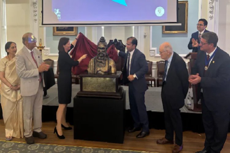 प्राचीन भारत का गौरव: UK के प्रतिष्ठित सर्जरी कॉलेज में लगी महर्षि सुश्रुत की भव्य मूर्ति!