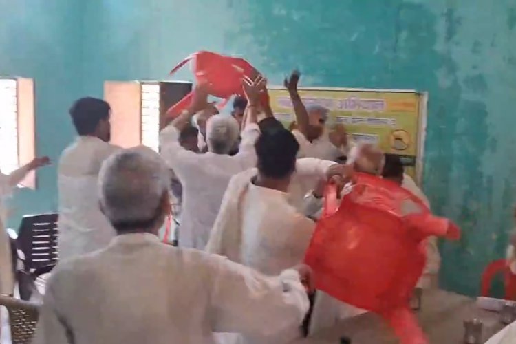 चाट युद्ध के बाद कुर्सी-युद्ध, अफसरों के सामने मचा महाभारत!दनादन चलीं कुर्सियां और चप्पलें