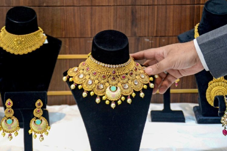 सोना-चांदी में भूचाल! न्यूयॉर्क से मुंबई तक रेट धड़ाम, 14 कैरेट गोल्ड ₹81,913 पर आया, चांदी ₹1.70 लाख सस्ती