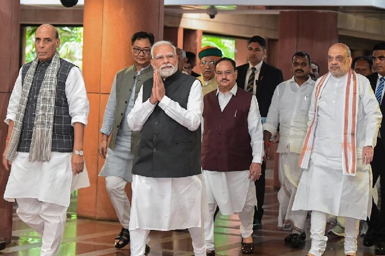 नितिन गडकरी का भी बदल सकता है मंत्रालय, मोदी कैबिनेट में बड़े फेरबदल की तैयारी