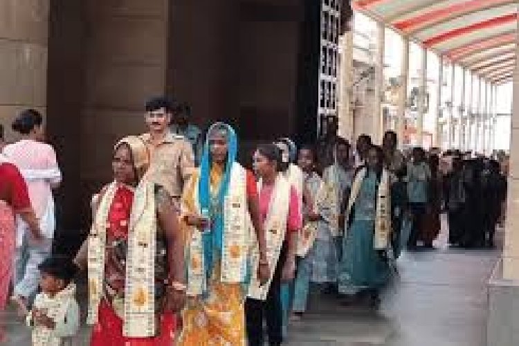 डीआईजी वैभव कृष्ण ने 40 आदिवासी महिलाओं का बनारस घूमने का सपना किया साकार