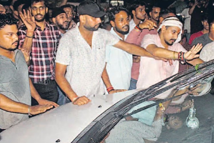 झारखंड में करणी सेना नेता की मौत से भारी बवाल! जमशेदपुर में घंटों हंगामा, SP की गाड़ी तोड़ी, सड़क जाम