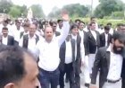 चंपत राय व अनिल मिश्रा FIR की मांग को लेकर वकीलों का प्रदर्शन, बैरिकेडिंग तोड़कर पहुंचे एसपी सिटी कार्यालय, माहौल गर्म