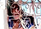 पत्नी के खौफ में 10 दिन कमरे में कैद रहा शिक्षक, पुलिस से बोला- ताला मत खोलना