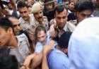 दिल्ली में हाई-वोल्टेज ड्रामा! पुलिस ने राहुल गांधी-अखिलेश यादव समेत विपक्षी नेताओं को किया डिटेन 