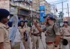 पीछे हटे तो नौकरी करने के लायक नहीं छोड़ूंगा, IPS संकेत कुमार के तेवर देखकर लाठी लेकर उग्र छात्रों के पीछे दौड़ी पुलिस