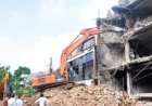 32 दिन बाद लखनऊ में बुलडोजर चला! 15 जानें लेने वाली आग वाली इमारत ढहाई गई