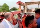 बलिया में परिवहन मंत्री दयाशंकर सिंह का घेराव, कटान कांड पर महिलाओं का गुस्सा, विरोध देखकर गोली की रफ्तार से निकल गए मंत्री