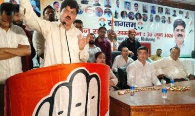 पिथौरागढ़ में कांग्रेस में खुला घमासान! मंच पर महिला नेता से भिड़े विधायक, बीच में छोड़कर चले गए