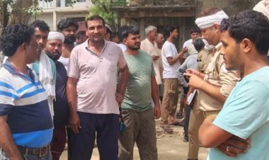 भोर के अंधेरे में बिजली चोरों पर छापा, गुस्साए ग्रामीणों ने जेई को धूप में बैठाया!
