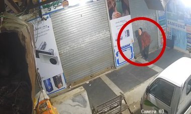 PM मोदी का मुखौटा पहनकर आया शातिर चोर! 5 लाख के 40 मोबाइल चुराकर फरार, CCTV में कैद हुई वारदात
