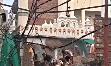 वाराणसी में बुलडोजर देखकर खुद मस्जिद तोड़ने लगें मुसलमान, 5 मस्जिद हुई ध्वस्त