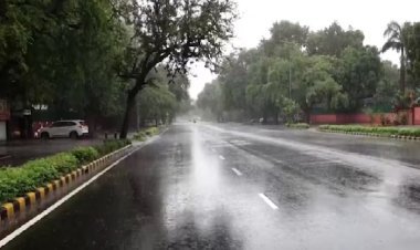 दिल्ली-NCR में मूसलाधार बारिश, IMD का रेड अलर्ट! गरज-चमक के साथ झमाझम बारिश, गर्मी से मिली राहत