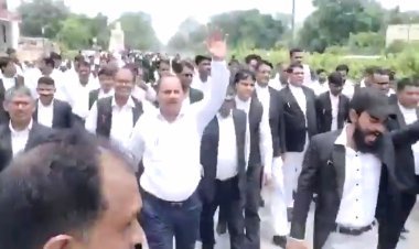 चंपत राय व अनिल मिश्रा FIR की मांग को लेकर वकीलों का प्रदर्शन, बैरिकेडिंग तोड़कर पहुंचे एसपी सिटी कार्यालय, माहौल गर्म