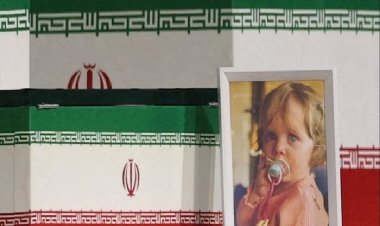 खामेनेई के जनाजे में सबसे दर्दनाक तस्वीर: 14 महीने की नातिन जहरा का छोटा सा ताबूत, आंखों में आंसू भर आए