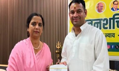 बांकीपुर उपचुनाव में तेज प्रताप का दांव! सामाजिक कार्यकर्ता वीणा मानवी को JSJD का टिकट, प्रशांत किशोर के सामने चुनौती