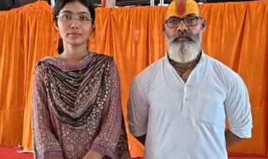 'शाबाश बेटी!' CM योगी ने थपथपाई BPSC टॉपर श्रद्धा पांडेय की पीठ, इनाम में दिया दिया आईपैड