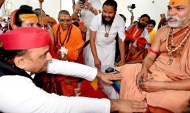 चंदा चोरी पर बवाल के बीच शंकराचार्य की शरण में अखिलेश यादव, यूपी चुनाव के लिए हिन्दुत्व की पिच कर रहे तैयार!