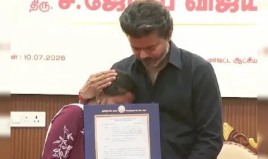आंखों में आंसू, हाथों में नौकरी का पत्र! करूर भगदड़ पीड़ित परिवारों से मिलकर रो पड़े CM विजय