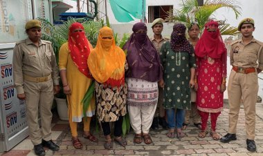 राह चलते लड़कों को छेड़ती थीं महिलाएं, करती थी अश्लील इशारे, पुलिस ने 5 महिलाओं को गिरफ्तार करके भेजा जेल