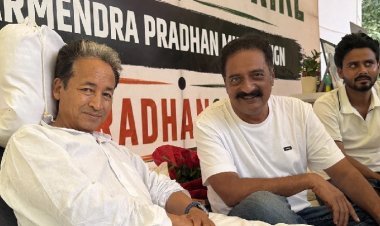 प्रकाश राज जंतर-मंतर पहुंचे, अनशनरत सोनम वांगचुक से गले मिले! चिन्मयी ने दी चेतावनी
