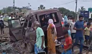 दर्दनाक हादसा! स्कूल वैन को कुचल गई ट्रेन, 3 की मौत